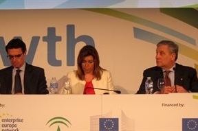 Díaz reivindica las "condiciones únicas" de Andalucía para proyectos industriales innovadores