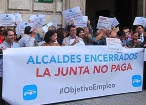 Alcaldes del PP siguen encerrados en Junta andaluza y anuncian 