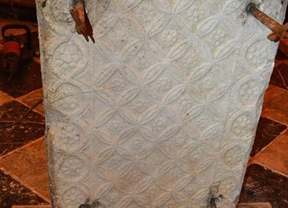 Hallan una placa visigoda de la mitad del siglo VII en la Mezquita-Catedral
