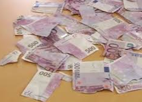 Investigan si un esquizofrénico arrojó billetes de 500 euros rotos