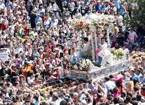 El buen tiempo acompaña a cientos de miles de peregrinos en la romería de la Virgen de la Cabeza, en Andújar