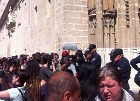 Las familias de la Corrala Utopía se concentran a las puertas del Ayuntamiento tras ser desalojados de la Catedral