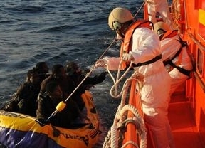 Localizan una patera con 23 subsaharianos abordo, entre ellos dos bebés, en el mar de Alborán