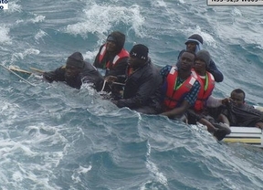 Rescatada una patera en aguas de Almería con once inmigrantes  