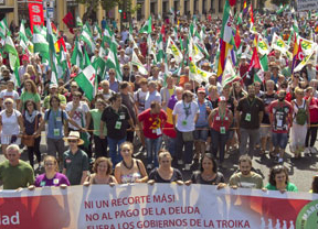 Miles de personas marchan y rodean el Parlamento andaluz para protestar por la actual clase política