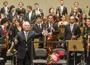 Barenboim y la West-Eastern Divan completan este martes su gira andaluza con un concierto en el Falla