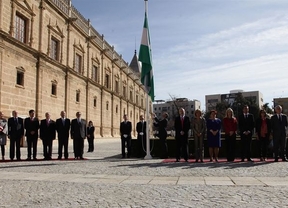 Díaz y Moreno coinciden en el izado de la bandera de Andalucía en el Parlamento en un 28-F marcado por las elecciones