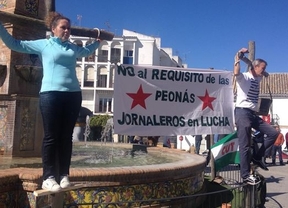 El SAT 'crucifica' a jornaleros en Villamartín para exigir la rebaja de peonadas
