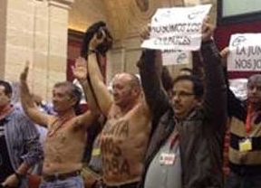 Desalojan del Pleno del Parlamento a manifestantes con pancartas y el torso desnudo