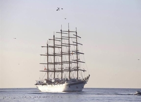 El velero más grande del mundo atraca en Motril