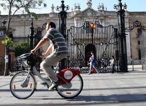 El Parlamento pide a la Junta beneficios fiscales a quien vaya al trabajo a pie o en bicicleta