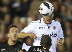 El Valencia aleja de los puestos 'Champions' al Málaga con cuatro goles en cinco minutos