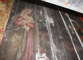 Descubren un nuevo retablo en una capilla de Ayamonte tras un aglomerado