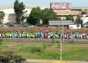 Centenares de personas se concentran ante las puertas de Ence en protesta por el cierre