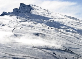 Sierra Nevada activa los cañones tras la primera nevada otoñal 