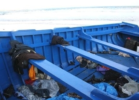 Muere un subsahariano tras ser rescatado de una patera en aguas del Estrecho