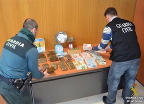 Detenidos cuatro miembros de una familia en la Rinconada tras ser sorprendidos con siete kilos de hachís en sus casas