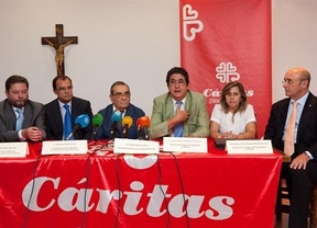 Colegios profesionales de Sevilla entregan 8.000 euros a Cáritas por el primer pago mensual del 'Euro solidario colegial'