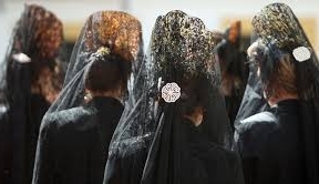 Sevilla bulle el Jueves Santo entre mantillas negras y visitas a iglesias