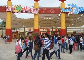 Más de 3.000 personas visitan Isla Mágica en la inauguración de la nueva temporada