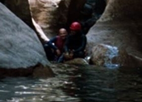 Tres rescatados en estado crítico tras quedar atrapados en el fondo de un barranco