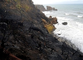 Encuentran una bombona de camping gas en la playa incendiada este miércoles en Nerja