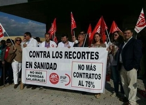 Empleados públicos se concentran ante principales centros sanitarios andaluces convocados por UGT contra los "recortes" 