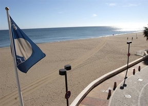 Las playas y los puertos andaluces reciben 96 'banderas azules', tres más que el año pasado