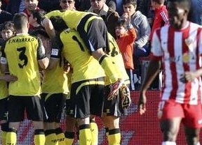 El Sevilla envía al Almería al descenso (1-3)