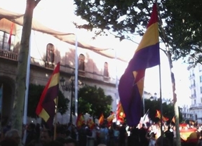 Republicanos y monárquicos defienden sus posturas en la Plaza Nueva en Sevilla