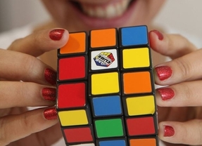 Aficionados a resolver el cubo de Rubik se reúnen en Granada para celebrar campeonato oficial