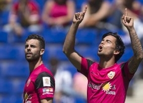 El Almería vence 1-2 en Cornellà y sigue soñando con Primera
