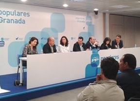 Moreno critica el 'espectáculo lamentable' de PSOE-IU y ofrece a Díaz su apoyo para estabilidad en el Gobierno