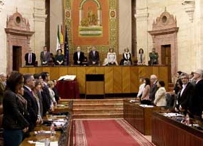 Minuto de silencio en el Parlamento en homenaje a Suárez