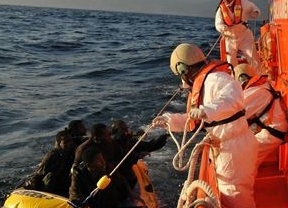 Rescatados 17 inmigrantes en dos barcas hinchables en el Estrecho