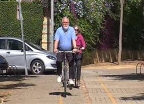 Cañete pasea en bici por Jerez y Valenciano pasa la mañana con sus hermanas en Madrid