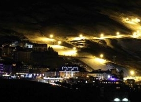 Medio millar de usuarios estrenan el esquí nocturno esta temporada en Sierra Nevada