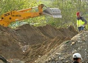 La Policía ha analizado ya un tercio del terreno acotado en el escombrera de Camas