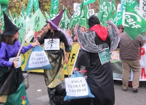 Protesta sindical ante el Parlamento contra los 'recortes' salariales de la Junta