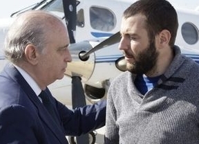 Fernández Díaz recibe en Madrid al espeleólogo Juan Bolívar