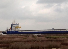 Capitanía Marítima espera un nuevo plan del armador para reflotar el buque encallado en Trebujena