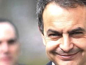 Zapatero se 'divierte' leyendo las quinielas en la prensa de hoy
