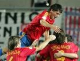 Los 'jugones' se lucen y clasifican fácil a España (3-0)