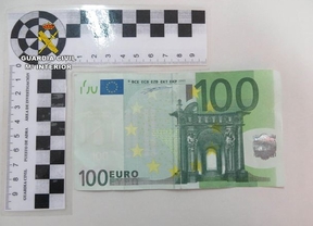 Tres detenidos en Almería acusados de pagar en comercios con billetes falsos de 100 euros de buena calidad