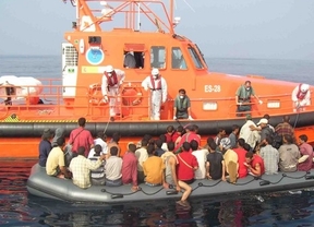 Rescatadas 16 personas, entre ellas un bebé, que intentaban cruzar el Estrecho