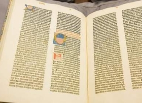 La Hispalense presenta un ejemplar restaurado de la Biblia de Gutenberg