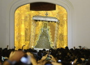 La Blanca Paloma vuelve al Santuario a las 12:53 tras más de nueve horas de procesión