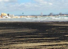 Ecologistas alerta de un vertido en la playa El Rinconcillo
