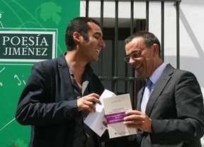 El poeta Mario Guillermo Contreras recibe el Juan Ramón Jiménez con 'Canciones para animales ciegos'