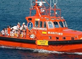 Rescatados 47 ocupantes de una patera en aguas del Estrecho